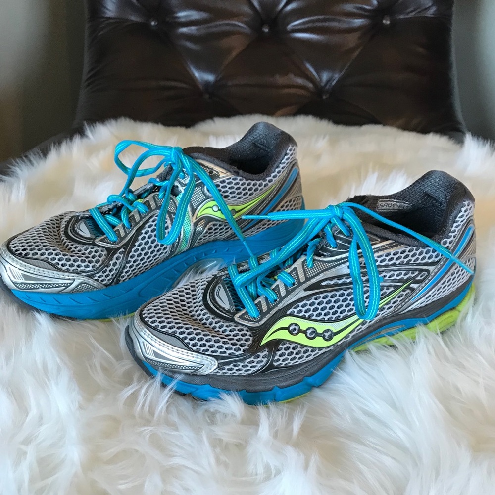 💚3/$15 Saucony running shoes